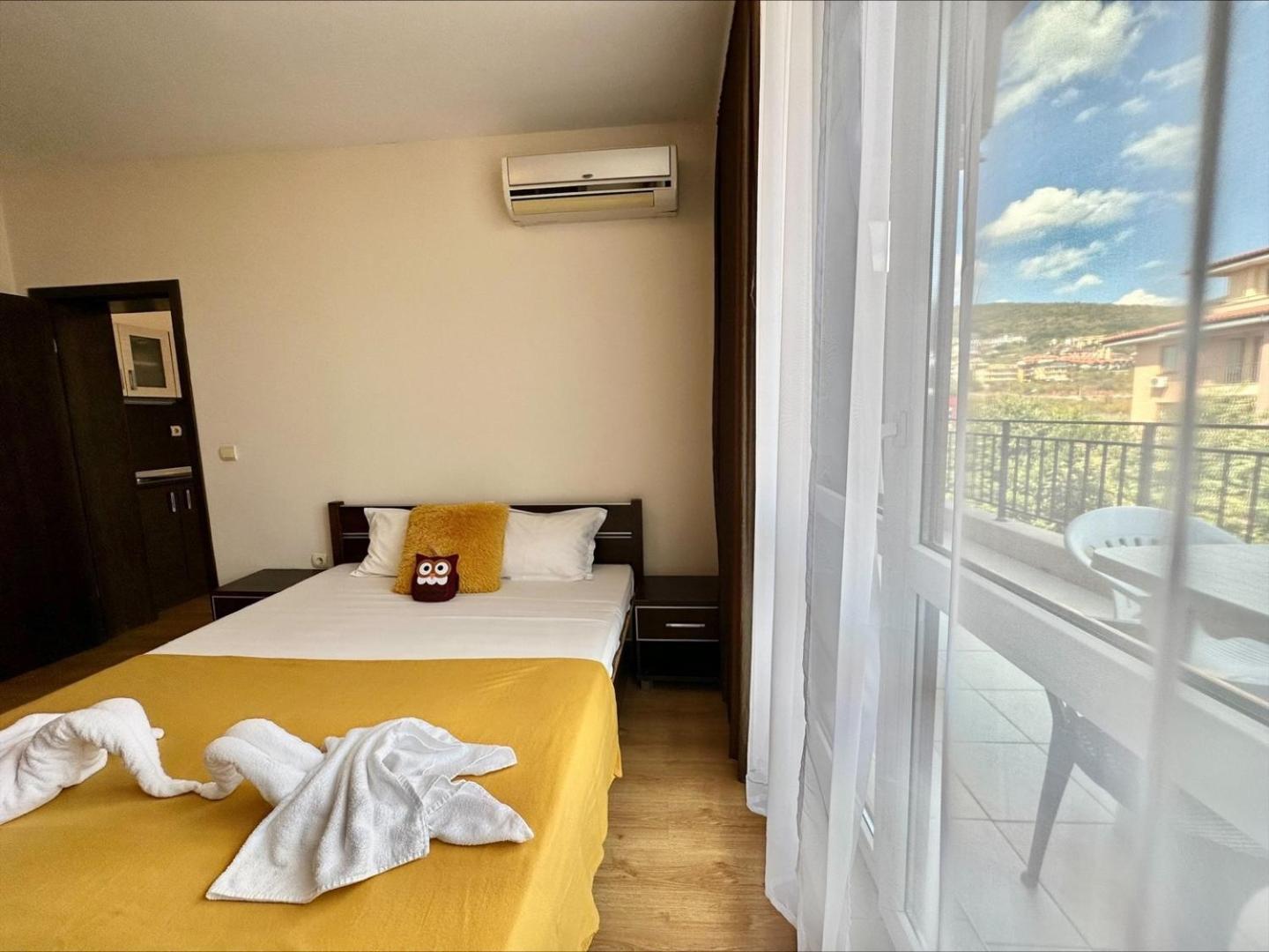 Menada Luxor Apartments Sveti Vlas Bagian luar foto