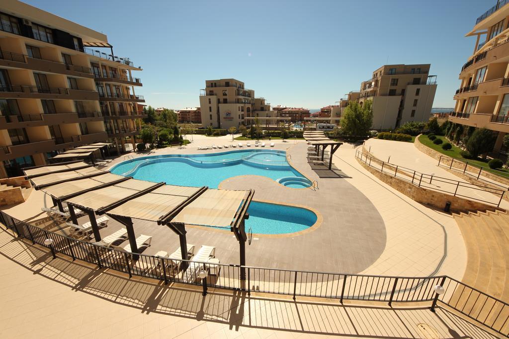 Menada Luxor Apartments Sveti Vlas Bagian luar foto
