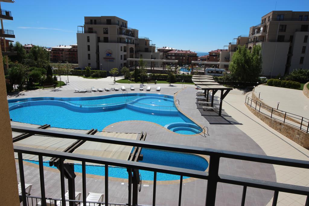 Menada Luxor Apartments Sveti Vlas Bagian luar foto