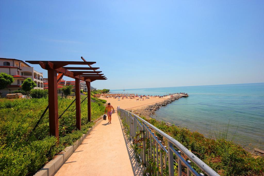 Menada Luxor Apartments Sveti Vlas Bagian luar foto