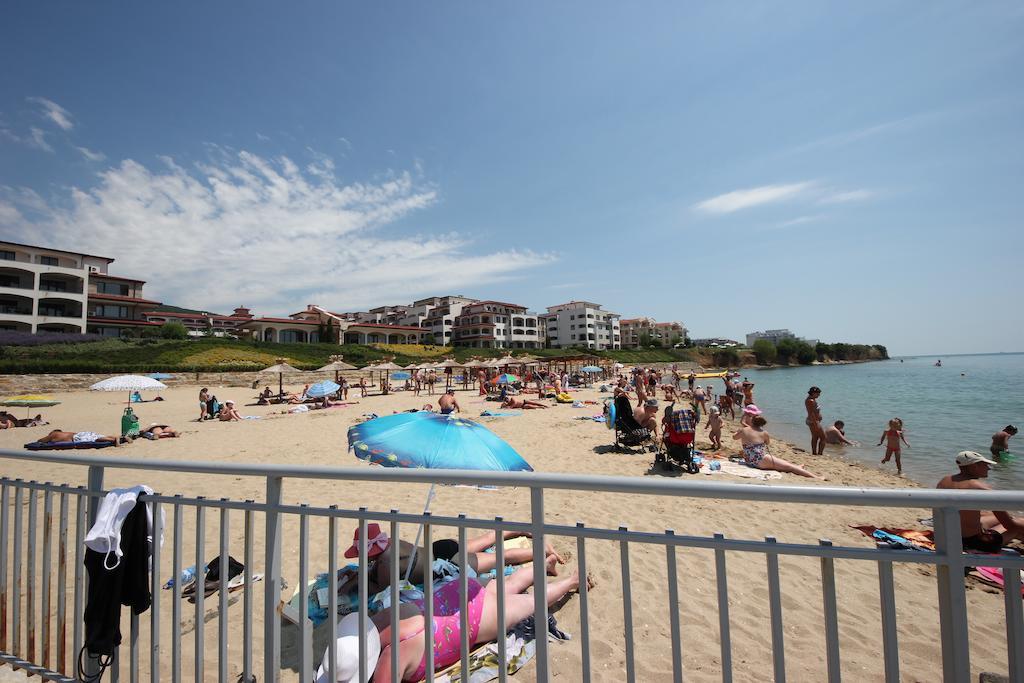 Menada Luxor Apartments Sveti Vlas Bagian luar foto