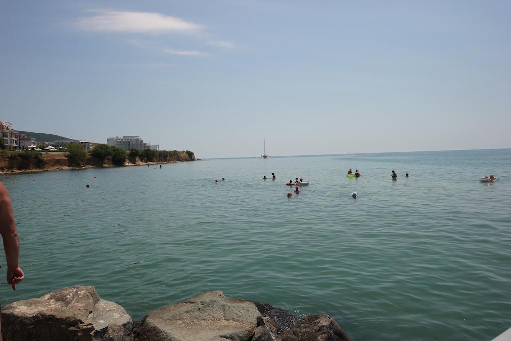 Menada Luxor Apartments Sveti Vlas Bagian luar foto