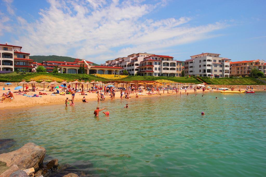 Menada Luxor Apartments Sveti Vlas Bagian luar foto