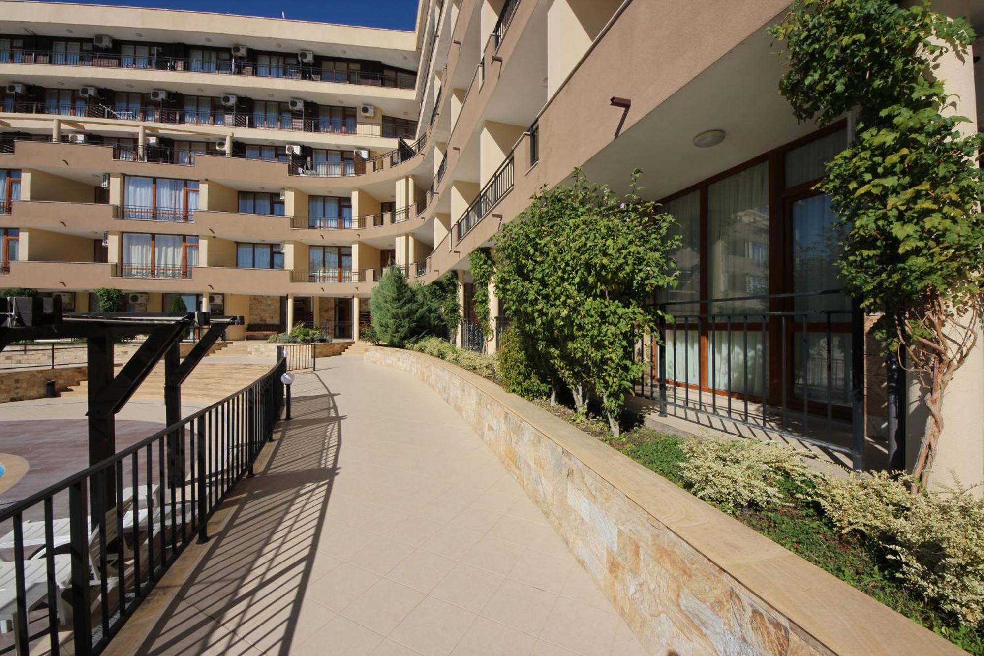 Menada Luxor Apartments Sveti Vlas Bagian luar foto