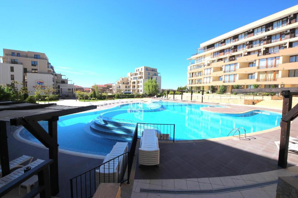 Menada Luxor Apartments Sveti Vlas Bagian luar foto