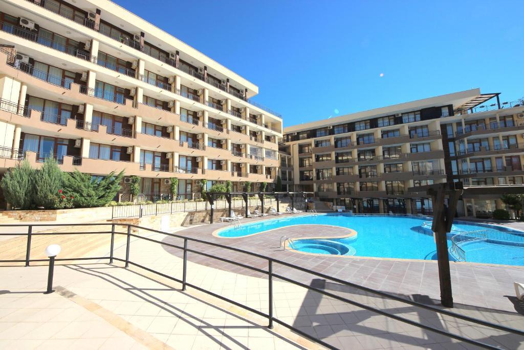 Menada Luxor Apartments Sveti Vlas Bagian luar foto