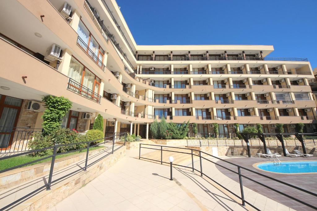 Menada Luxor Apartments Sveti Vlas Bagian luar foto