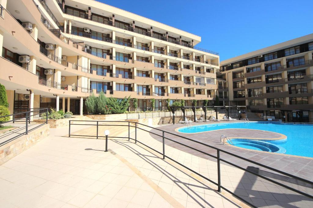 Menada Luxor Apartments Sveti Vlas Bagian luar foto