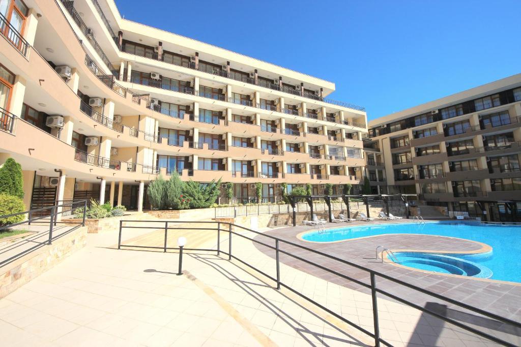 Menada Luxor Apartments Sveti Vlas Bagian luar foto