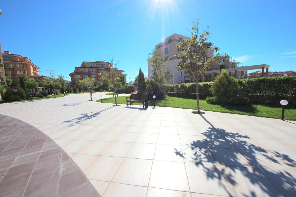 Menada Luxor Apartments Sveti Vlas Bagian luar foto