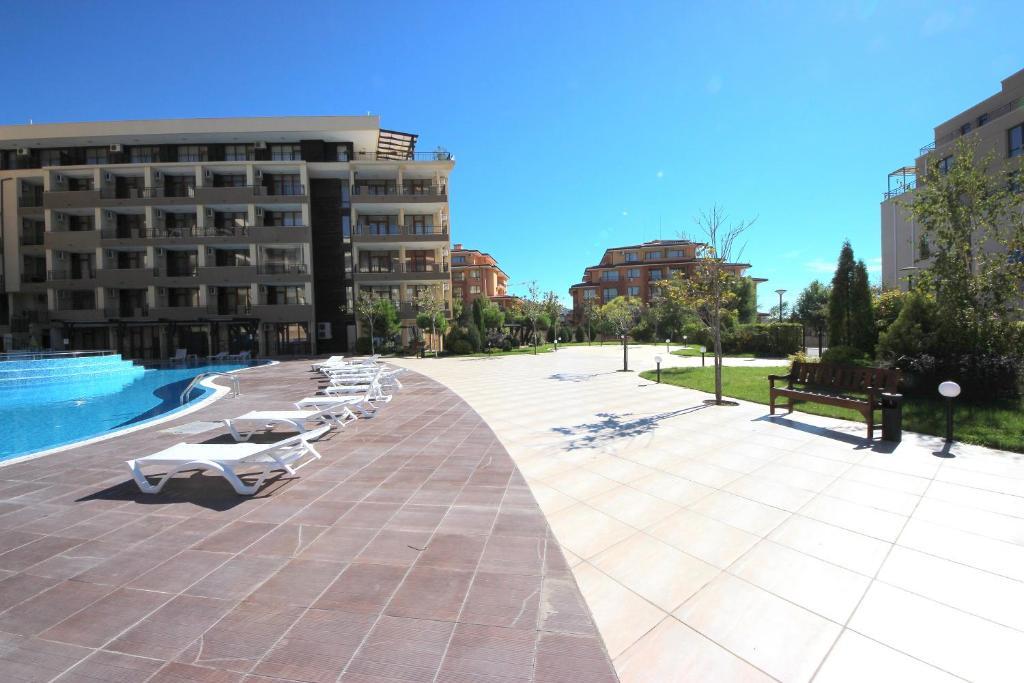 Menada Luxor Apartments Sveti Vlas Bagian luar foto
