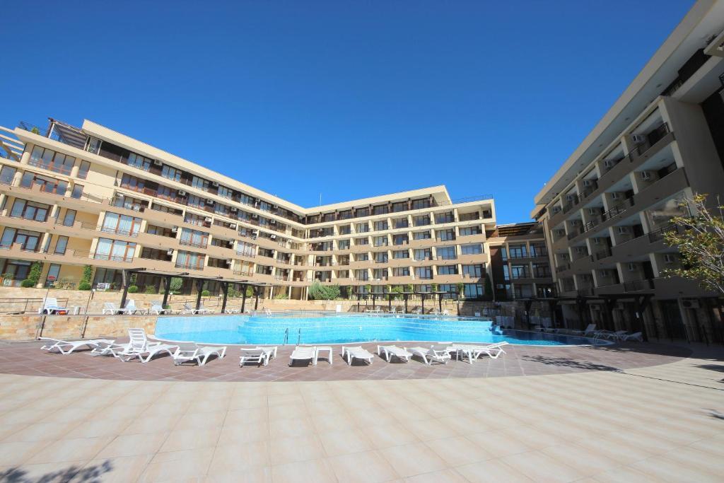 Menada Luxor Apartments Sveti Vlas Bagian luar foto