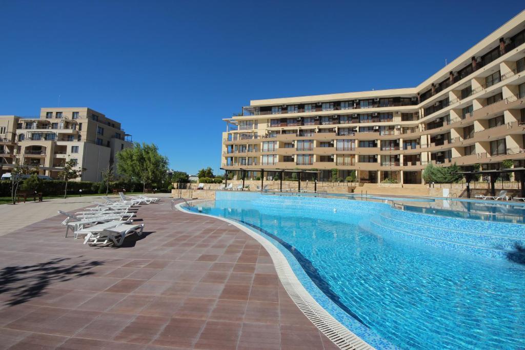 Menada Luxor Apartments Sveti Vlas Bagian luar foto