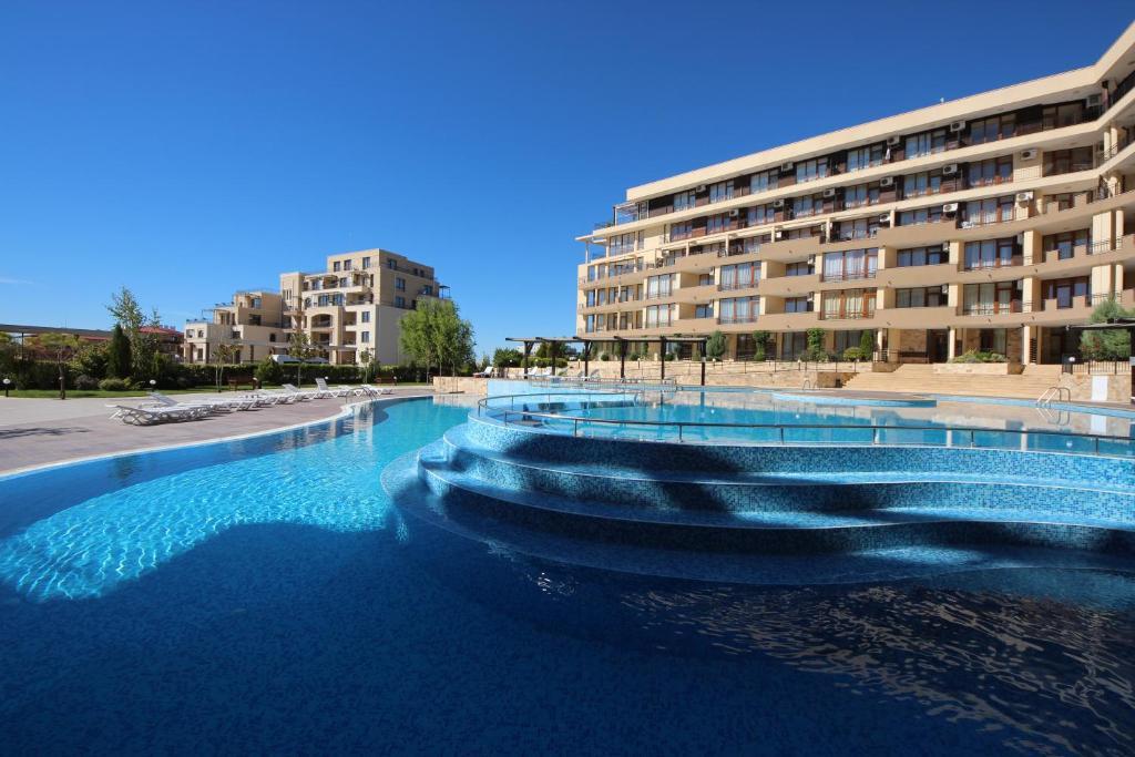 Menada Luxor Apartments Sveti Vlas Bagian luar foto