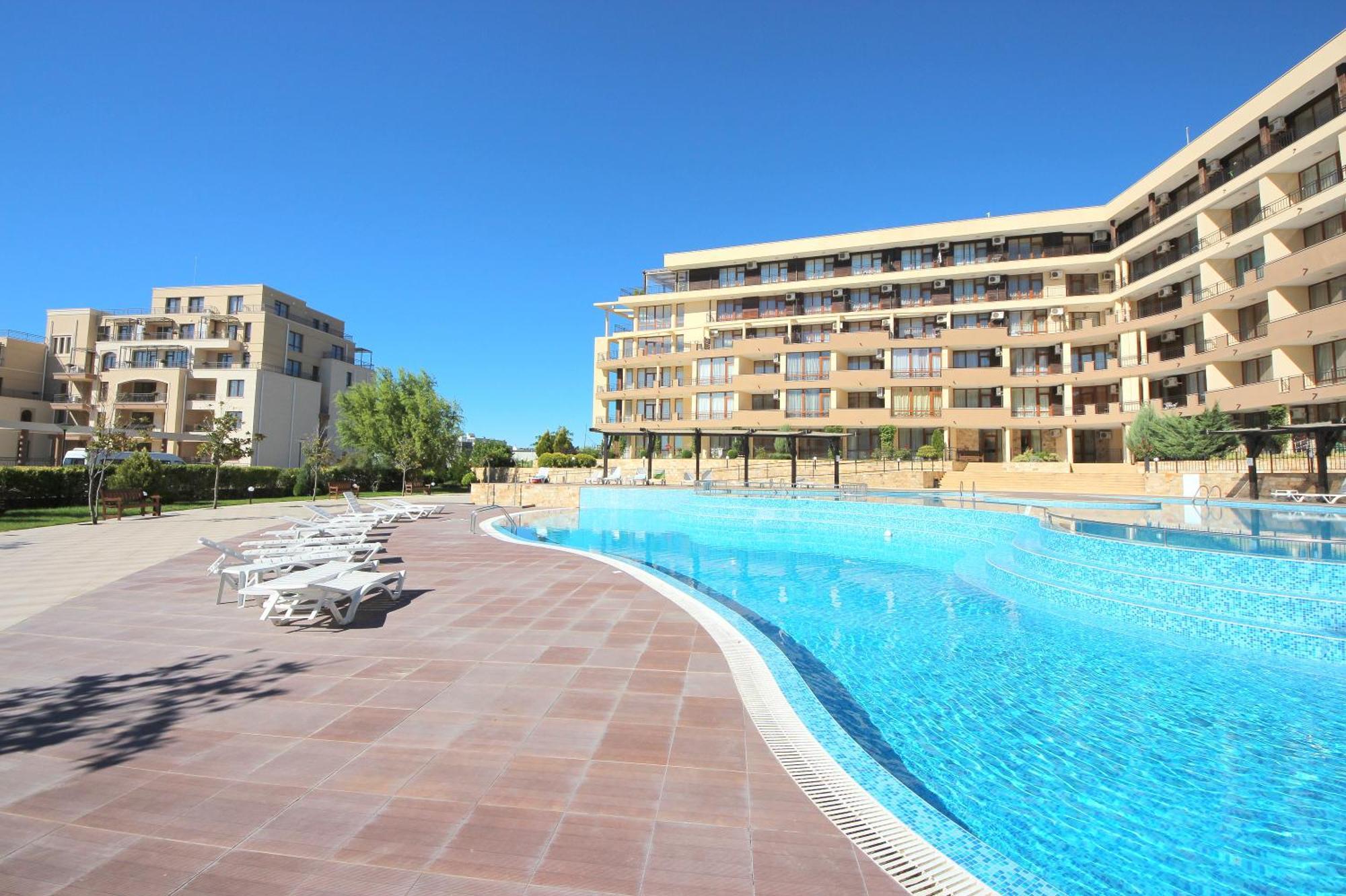 Menada Luxor Apartments Sveti Vlas Bagian luar foto