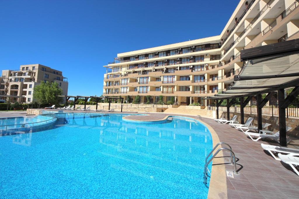Menada Luxor Apartments Sveti Vlas Bagian luar foto