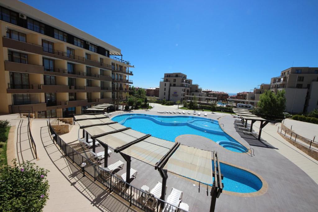 Menada Luxor Apartments Sveti Vlas Bagian luar foto