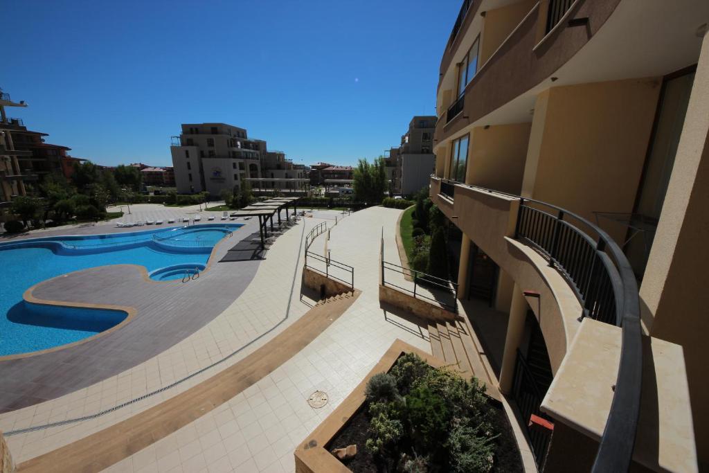 Menada Luxor Apartments Sveti Vlas Bagian luar foto