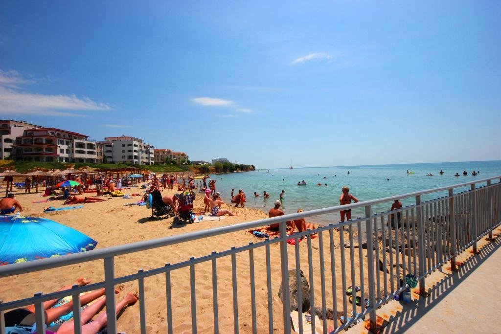 Menada Luxor Apartments Sveti Vlas Bagian luar foto