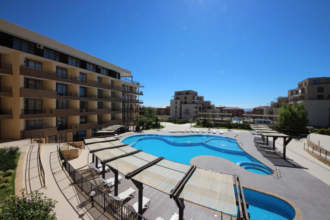 Menada Luxor Apartments Sveti Vlas Bagian luar foto
